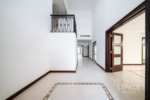 Villa in Palm Jumeirah, Dubai 4 bedrooms, 465 sq.m. № 122499 - photo 6
