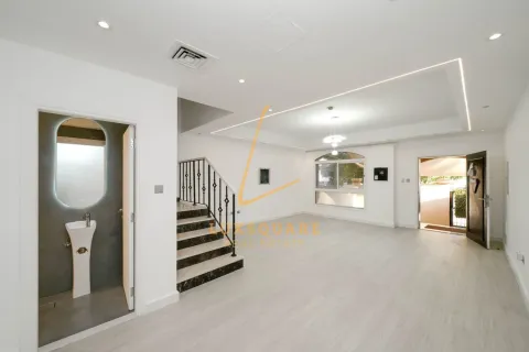 Villa in Jumeirah Village Circle, Dubai 3 bedrooms, 142 sq.m. № 101315 - photo 8