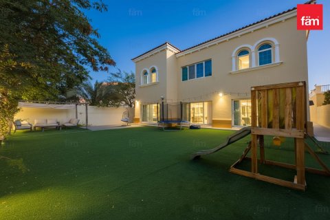 Villa en Dubai, 4 dormitorios, 510.8 m², № 92086