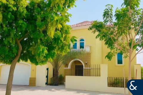 Villa in Legacy, Jumeirah Park, Dubai 3 bedrooms, 328 sq.m. № 76433 - photo 1