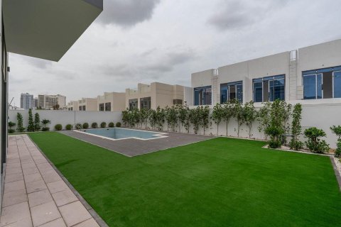 Villa in Al Furjan, Dubai 4 bedrooms, 602.19 sq.m. № 138912 - photo 3