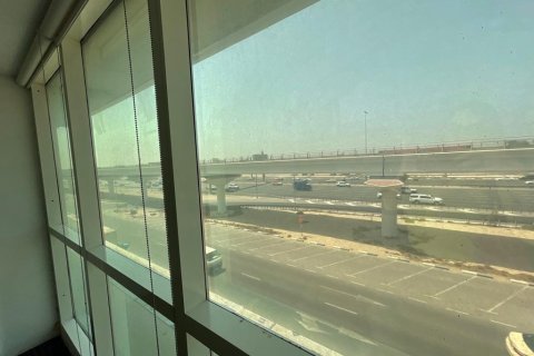 Oficina en Al Quoz Industrial Area, Al Quoz, Dubai, 7000 m², № 534 - foto 1