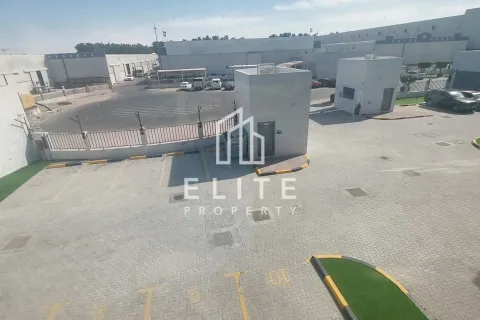 Almacén en Dubai Investment Park, Dubai, 2034 m², № 38947 - foto 1