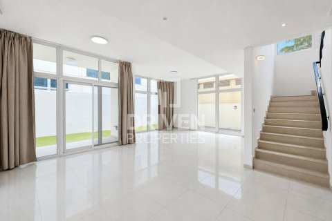 Villa en Dubai, 6 dormitorios, 322 m², № 134324 - foto 1