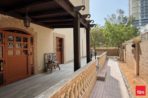 Снять в аренду таунхаус в Дубае: 4 спальни, 285м², № 40683 - фото 1