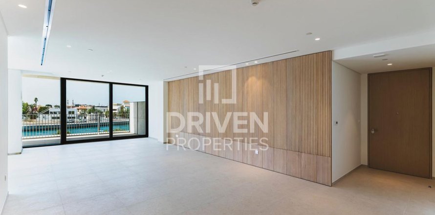 Apartment in Jumeirah, Dubai 4 bedrooms, 341.42 sq.m. № 140867