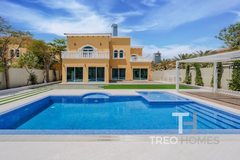Villa in Legacy, Jumeirah Park, Dubai 5 bedrooms, 474 sq.m. № 13347 - photo 1