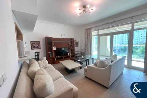 Снять в аренду квартиру в Shoreline Apartments, Пальма Джумейра, Дубай: 2 спальни, 147м², № 79186 - фото 1