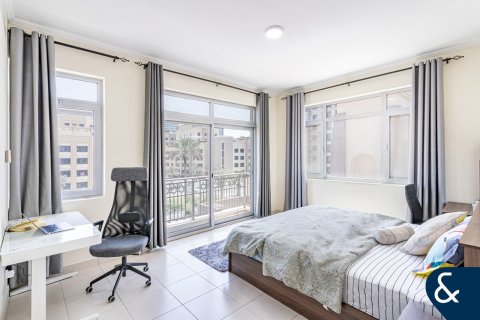 Apartment in The Views, Dubai 2 bedrooms, 130 sq.m. № 78967 - photo 1