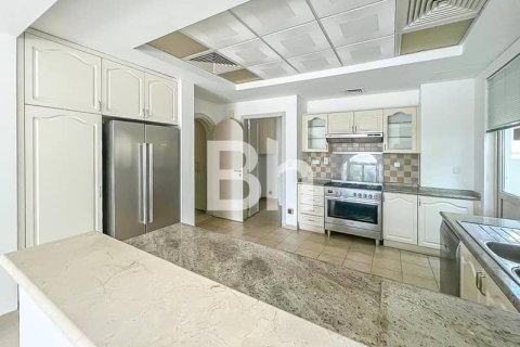 Villa in Dubai Sports City, Dubai 5 bedrooms, 640 sq.m. № 57932 - photo 22