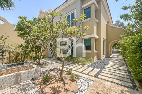 Villa in Dubai Sports City, Dubai 5 bedrooms, 640 sq.m. № 57932 - photo 24