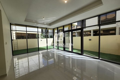 Снять в аренду виллу в DAMAC Hills (Akoya by DAMAC), Дубай: 3 спальни, 276м², № 73871 - фото 4