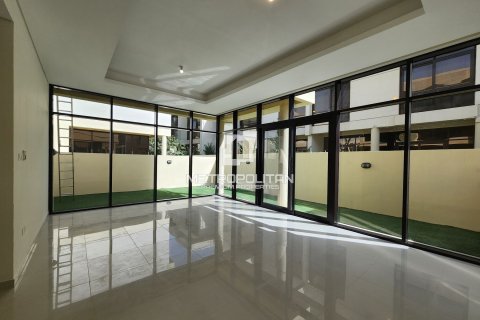 Снять в аренду виллу в DAMAC Hills (Akoya by DAMAC), Дубай: 3 спальни, 276м², № 73871 - фото 5