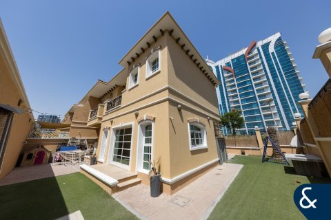 Villa en Victory Heights, Dubai Sports City, Dubai, 3 dormitorios, 293 m², № 78986 - foto 2