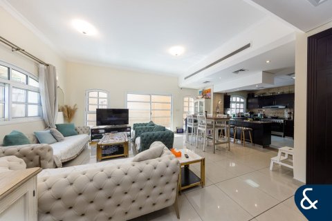 Villa en Victory Heights, Dubai Sports City, Dubai, 3 dormitorios, 293 m², № 78986 - foto 3