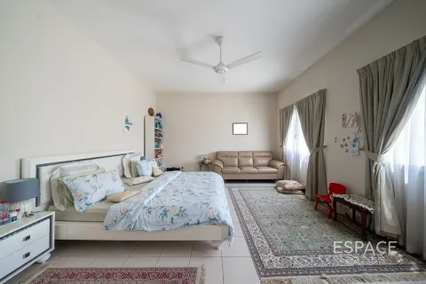 Villa in Meadows, Dubai 4 bedrooms, 337 sq.m. № 61823 - photo 16