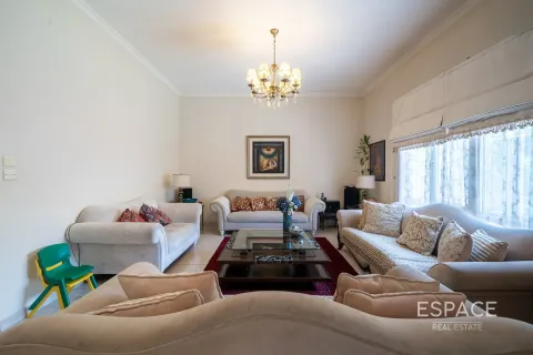 Villa in Meadows, Dubai 4 bedrooms, 337 sq.m. № 61823 - photo 3