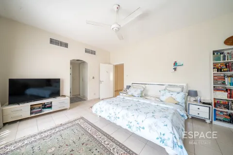 Villa in Meadows, Dubai 4 bedrooms, 337 sq.m. № 61823 - photo 15