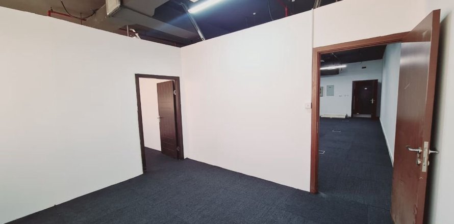 Oficina en Dubai, 122.7 m², № 95528