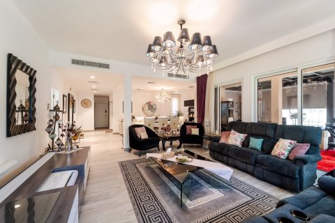 Villa in Dubai 4 bedrooms, 353 sq.m. № 109611 - photo 19