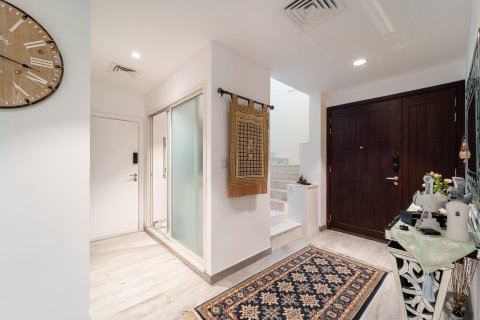 Villa in Dubai 4 bedrooms, 353 sq.m. № 109611 - photo 12