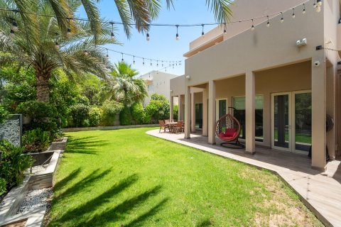 Villa in Dubai 4 bedrooms, 353 sq.m. № 109611 - photo 6