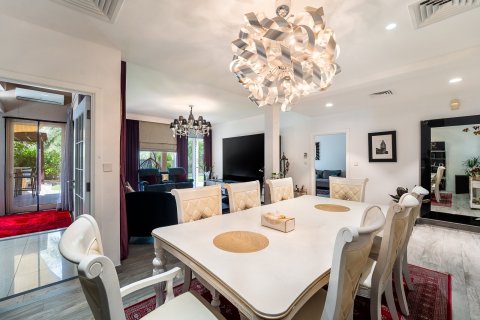 Villa in Dubai 4 bedrooms, 353 sq.m. № 109611 - photo 7