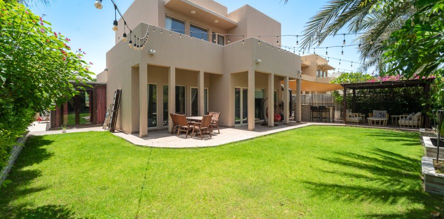 Villa in Dubai 4 bedrooms, 353 sq.m. № 109611