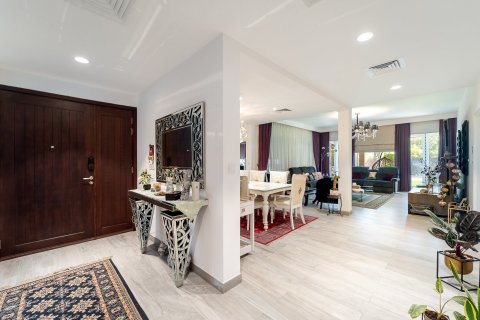 Villa in Dubai 4 bedrooms, 353 sq.m. № 109611 - photo 8