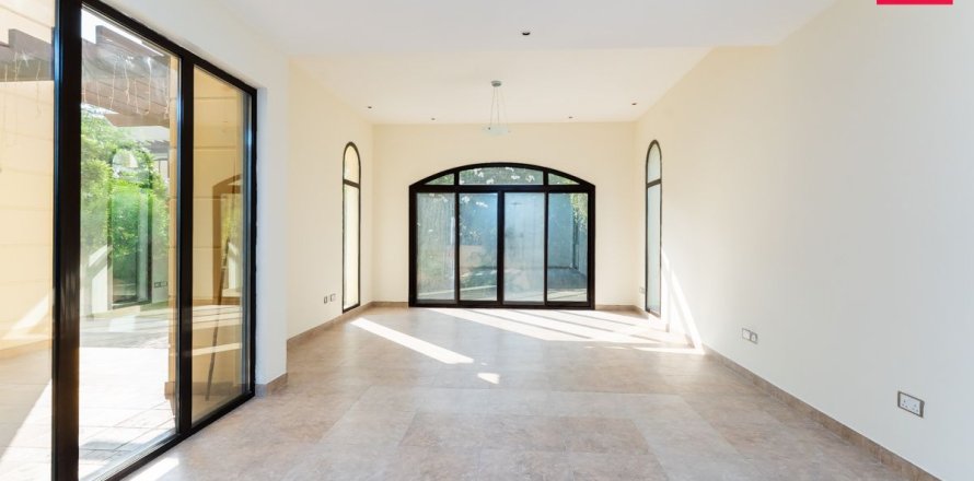 Adosado en Dubai, 4 dormitorios, 353 m², № 52131