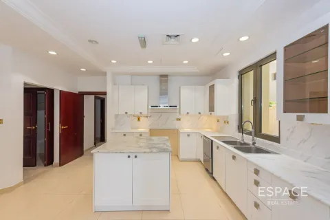 Villa in Palm Jumeirah, Dubai 5 bedrooms, 650 sq.m. № 61661 - photo 4