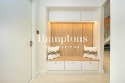 Снять в аренду виллу в DAMAC Hills (Akoya by DAMAC), Дубай: 4 спальни, 320.23664100м², № 111508 - фото 4