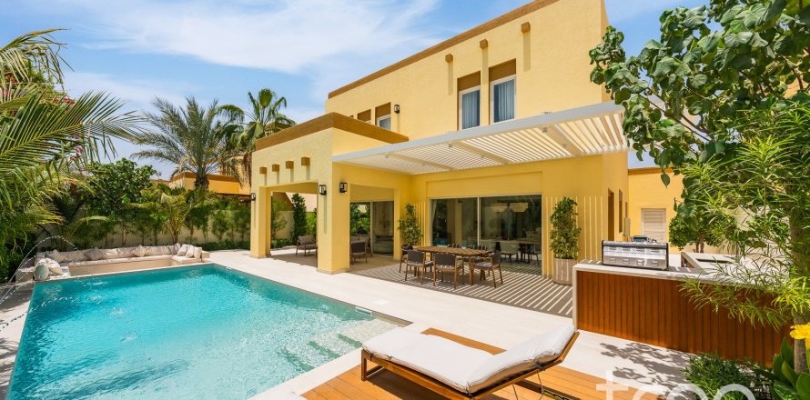 Villa in Jumeirah Park, Dubai 4 bedrooms, 327.67 sq.m. № 119339