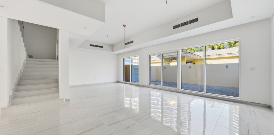 Townhouse in Dubai Sports City, Dubai 4 bedrooms, 262.97 sq.m. № 142279