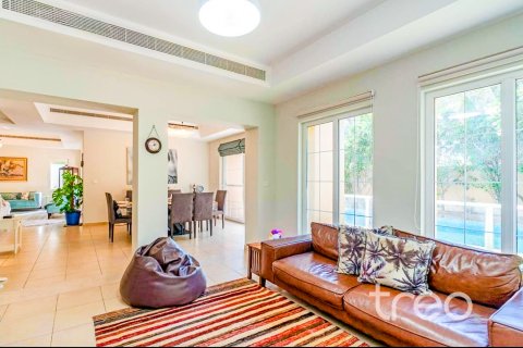 Снять в аренду виллу в Арабиан Ранчес, Дубай: 5 спален, 450.02м², № 120219 - фото 6