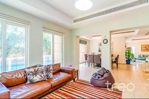 Снять в аренду виллу в Арабиан Ранчес, Дубай: 5 спален, 450.02м², № 120219 - фото 4