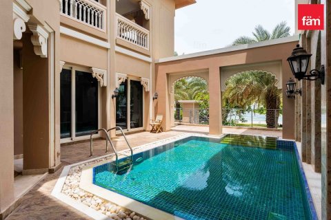Villa en Palm Jumeirah, Dubai, 5 dormitorios, 540.4 m², № 16533 - foto 1