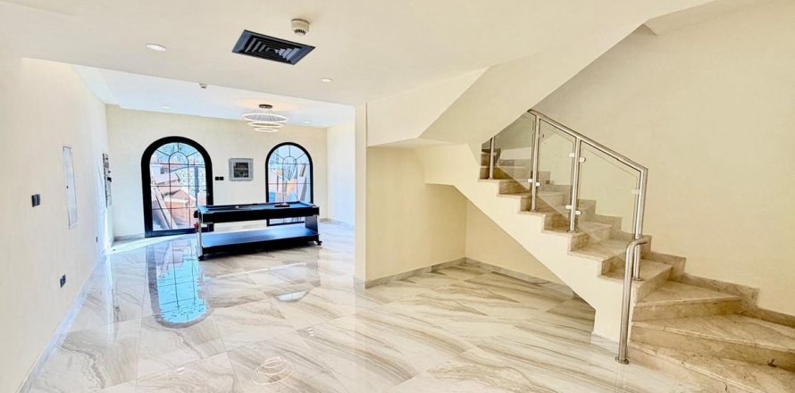 Вилла в Дубае, 5 спален, 135.2м², № 89248