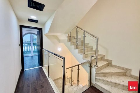 Снять в аренду виллу в Дубае: 5 спален, 135.2м², № 89248 - фото 2