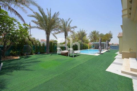 Villa in Jumeirah Islands, Dubai 4 bedrooms, 511 sq.m. № 23353 - photo 12