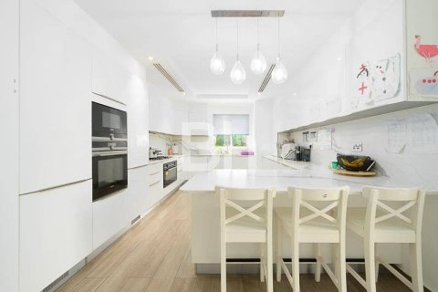 Villa in Jumeirah Islands, Dubai 4 bedrooms, 511 sq.m. № 23353 - photo 15