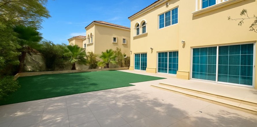 Villa in Dubai 4 bedrooms, 578.6 sq.m. № 49977