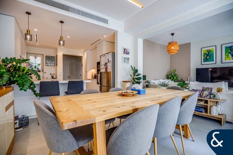 Villa à Dubai, 4 chambres, 244 m², № 75667 - photo 1