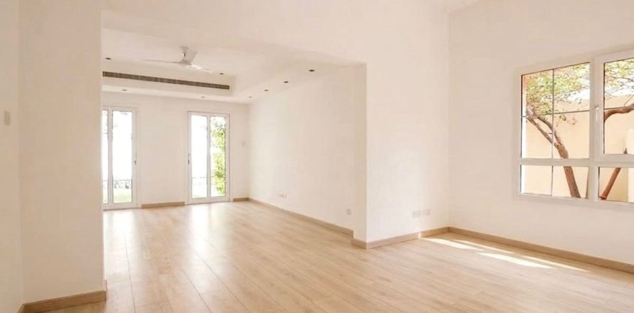 Adosado en Dubai, 3 dormitorios, 295.4 m², № 118988