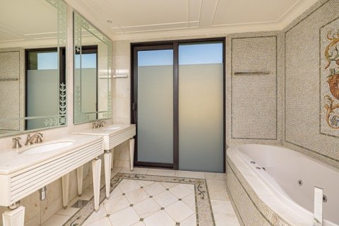 Penthouse in Bur Dubai, Dubai 5 bedrooms, 1207.04 sq.m. № 52866 - photo 15