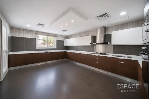 Villa en Meadows, Dubai, 4 dormitorios, 381 m², № 122256 - foto 8