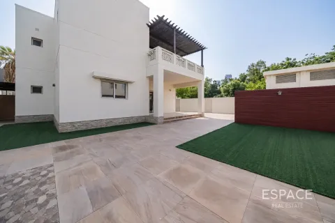 Villa en Meadows, Dubai, 4 dormitorios, 381 m², № 122256 - foto 4