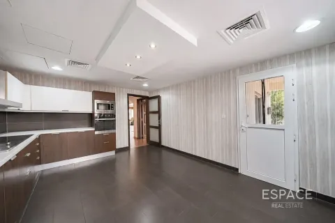 Villa en Meadows, Dubai, 4 dormitorios, 381 m², № 122256 - foto 7