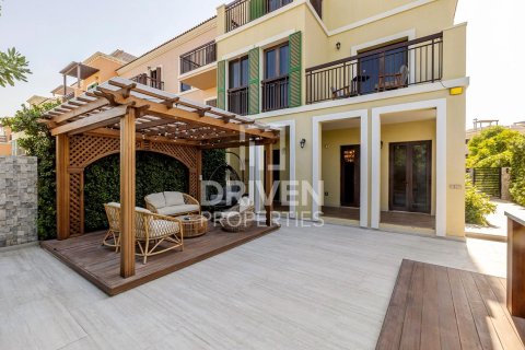 Maison de ville à Jumeirah, Dubai, 4 chambres, 445.47 m², № 126154