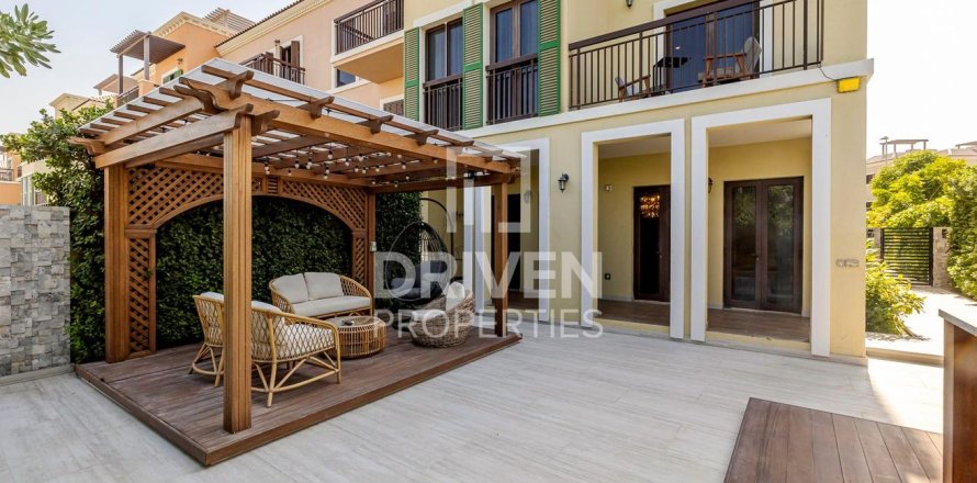 Maison de ville à Jumeirah, Dubai, 4 chambres, 445.47 m², № 126154